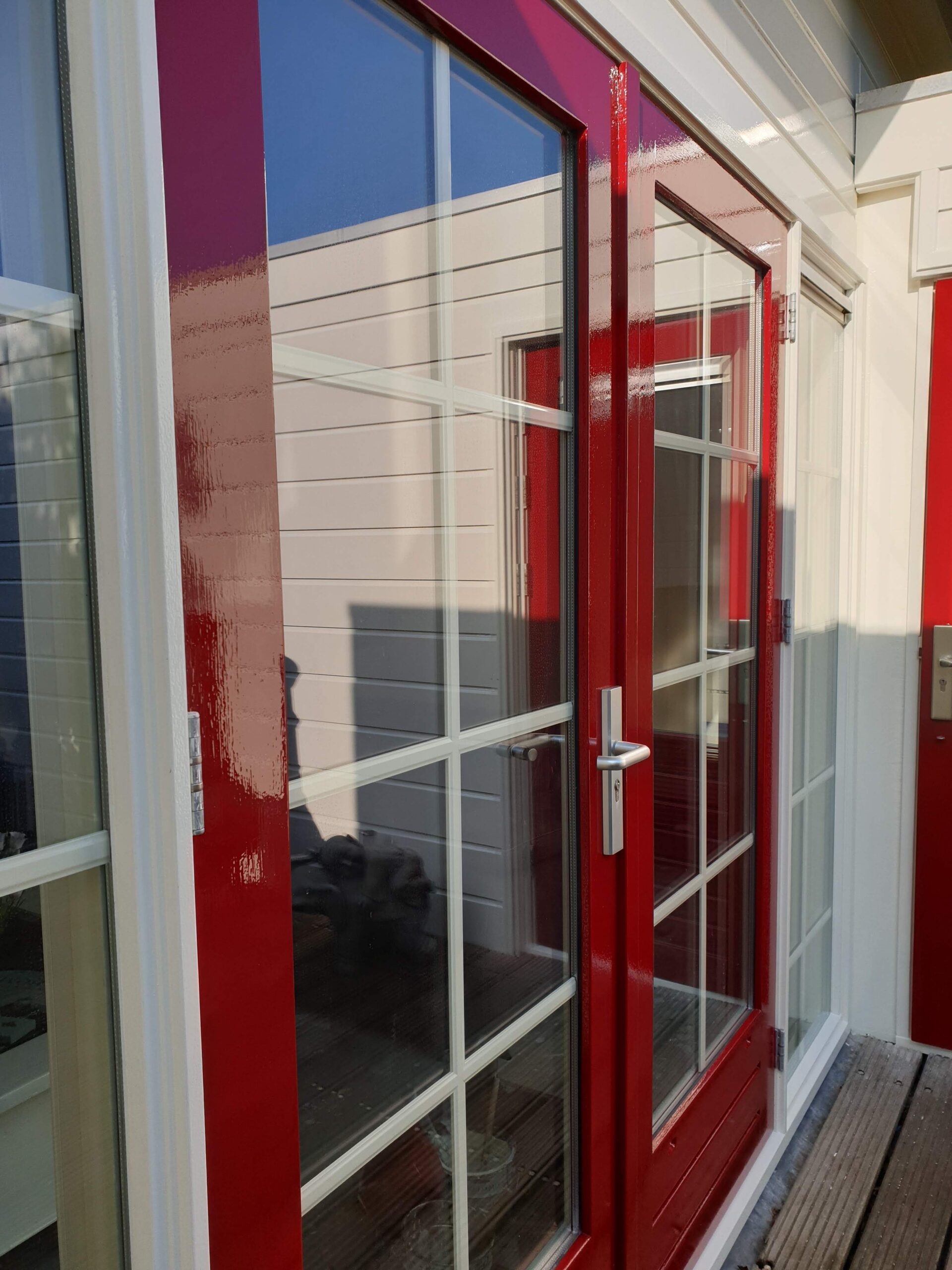 Strak schilderwerk met hoogglans rood